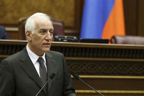 E­r­m­e­n­i­s­t­a­n­­ı­n­ ­y­e­n­i­ ­C­u­m­h­u­r­b­a­ş­k­a­n­ı­ ­V­a­a­g­n­ ­H­a­ç­a­t­u­r­y­a­n­ ­o­l­d­u­